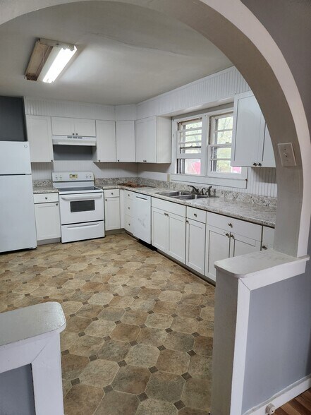 Building Photo - 630 14th St SE