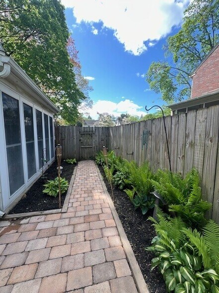 Building Photo - 947 Janet Ave