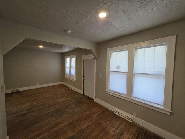 Building Photo - 15448 Log Cabin St