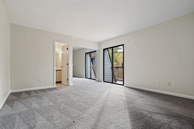 Building Photo - GREAT LOCATION!!! Large 2bedrm - Mins to U...