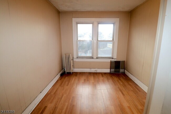 Building Photo - 413 Lyons Ave