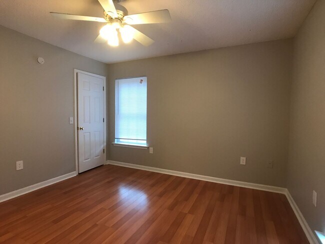 Building Photo - 9637 Lehigh Ave