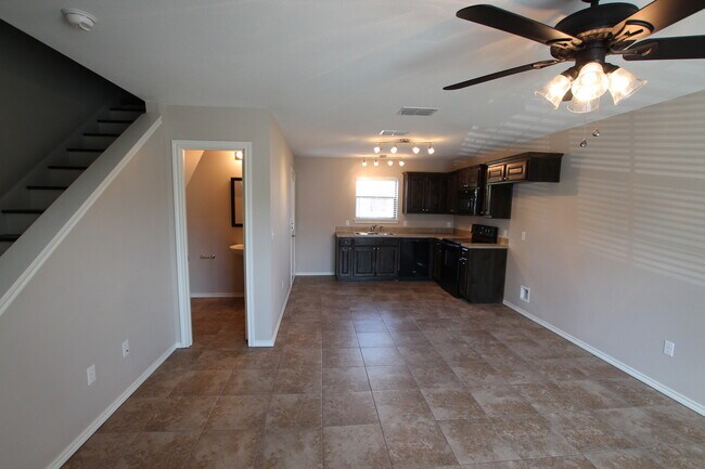 Building Photo - 1 Bedroom 1.5 Bath Townhome for Rent in Li...