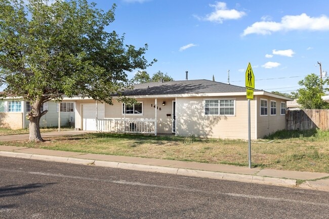 Building Photo - 1418 Crescent Dr