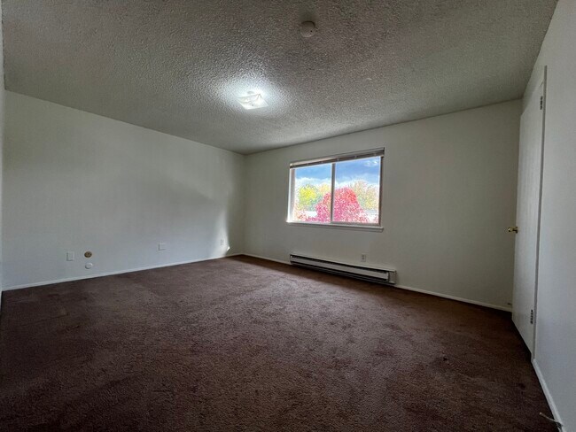 Primary Bedroom w/ Walk-in Closet - 477 White Cloud Dr