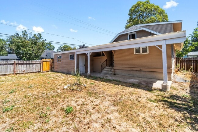 Building Photo - Single Family Home on Spokanes North Side!!