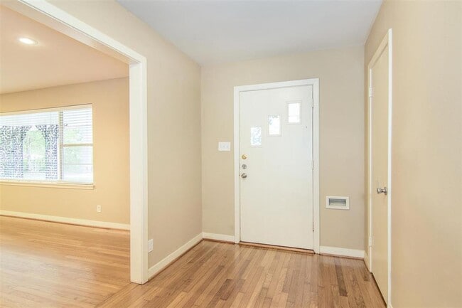 Building Photo - 9115 Highcrest Dr