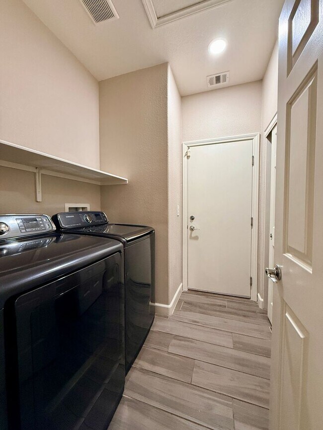 Building Photo - Welcome to this stunning 5-bedroom, 3-bath home located in the desirable Estates of Wigwam Ranch ...