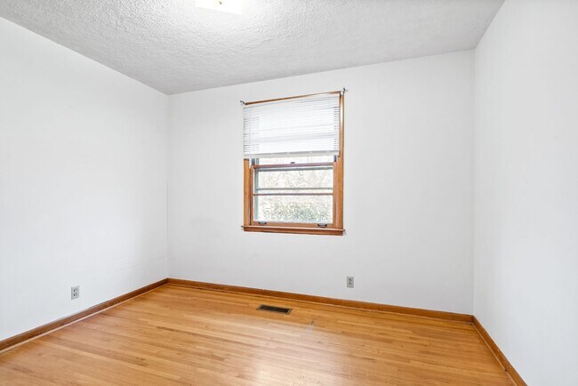 Building Photo - 3 Bedroom 1 1/2 Bath Home For Rent Near Madison Street!