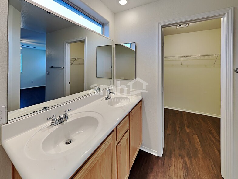 Building Photo - 542 Eresma St