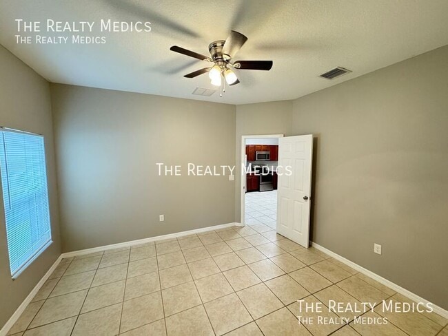 Building Photo - 548 Albatross Dr