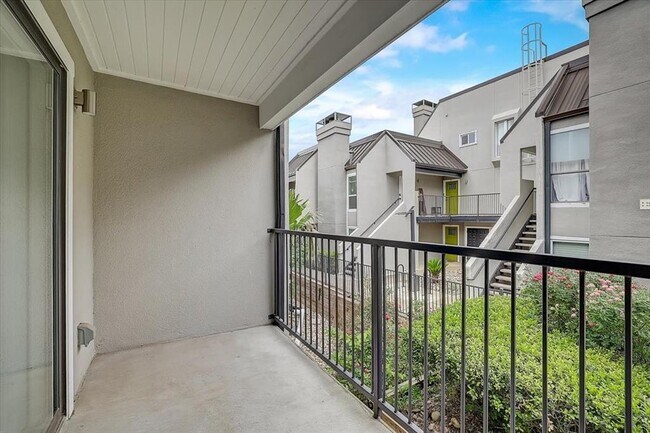 Building Photo - 935 La Posada Dr