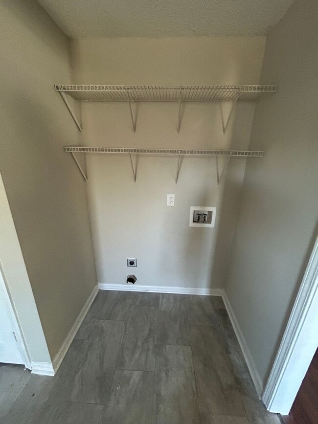 Building Photo - 802 W Parker Rd