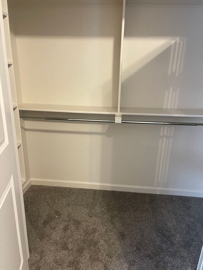 Building Photo - Spacious 4 bed 3 bath home