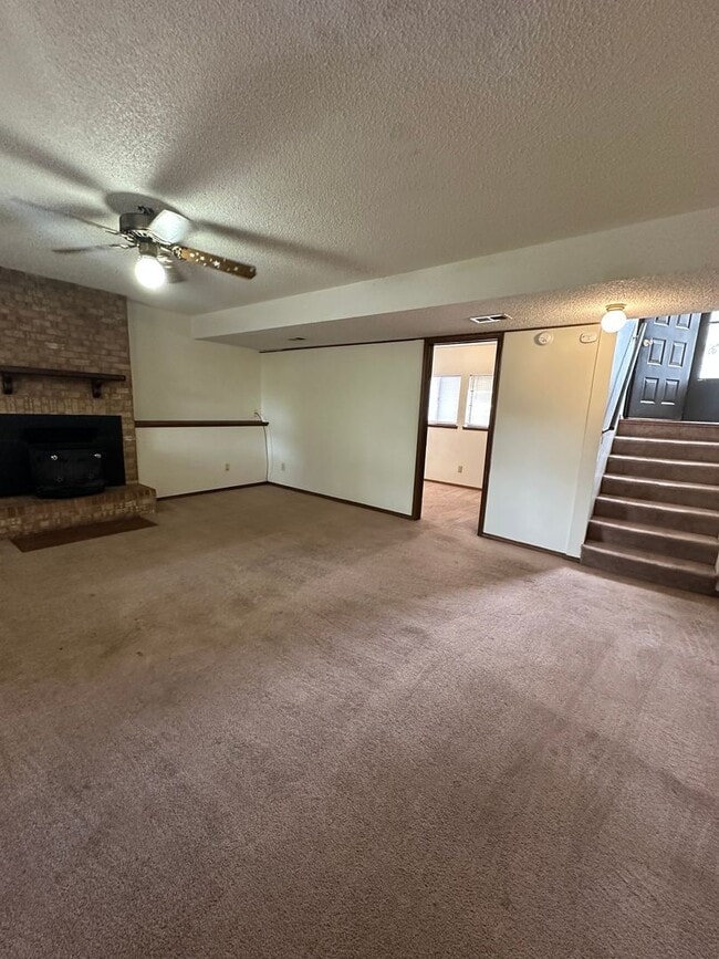 Building Photo - Lovely 4 bedroom house avail now