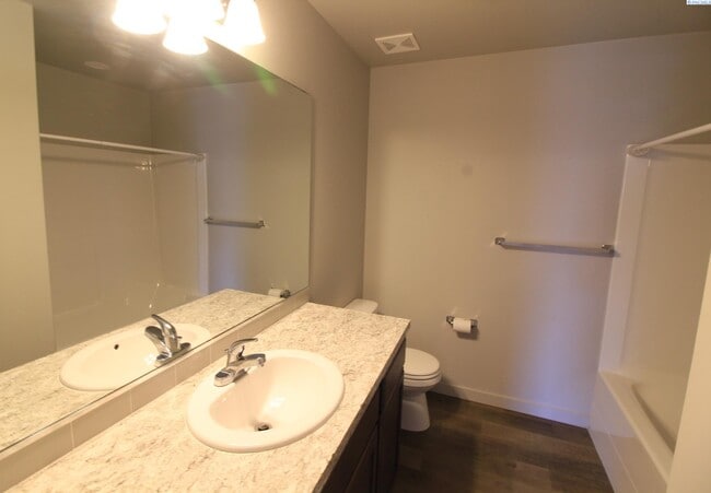 Building Photo - 3 bed, 2 bath townhome in Pasco