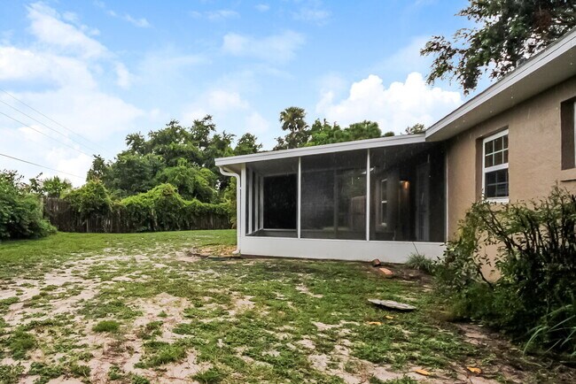 Building Photo - 35123 Queens Way