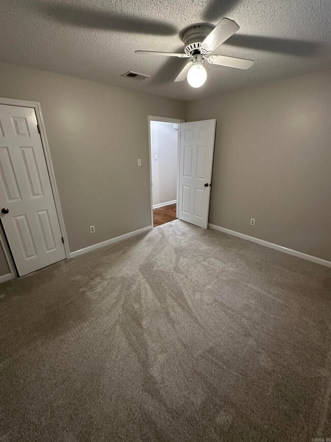 Building Photo - 9 Oak Forest Dr