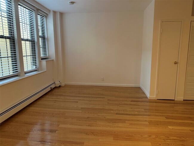 Building Photo - 310 Riverside Blvd