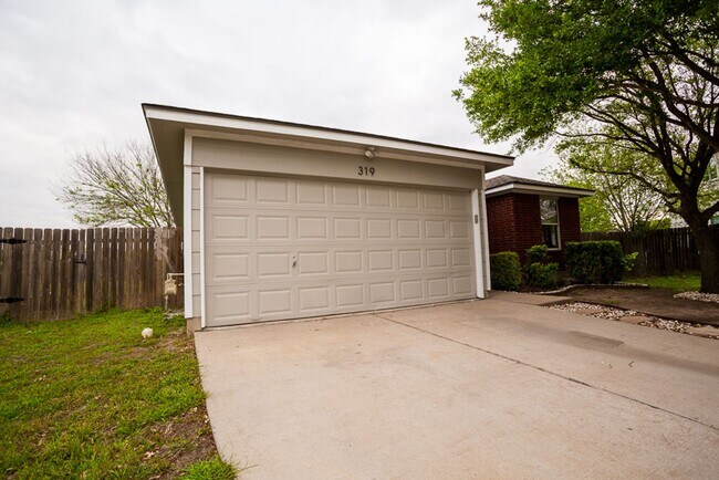 Building Photo - Charming 3/BR 2/BA One-Story Home with Gar...