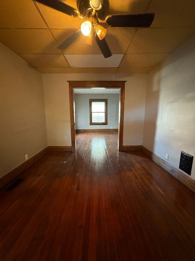 Building Photo - Three Bedroom Single Family Home!