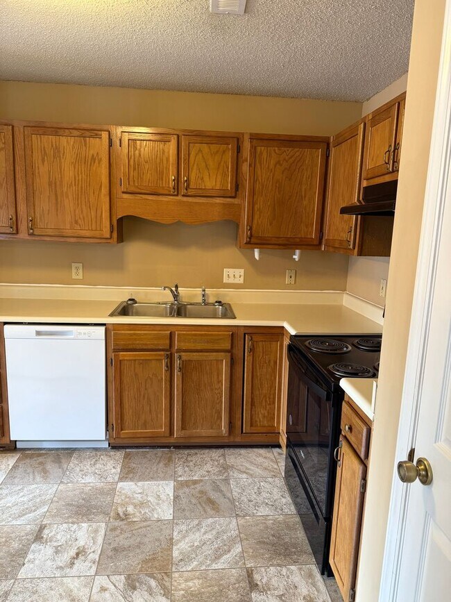 Building Photo - Spacious 2BR unit convenient to Guilford C...