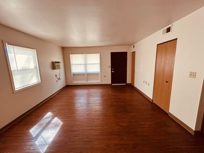 Building Photo - 408 E Maple St