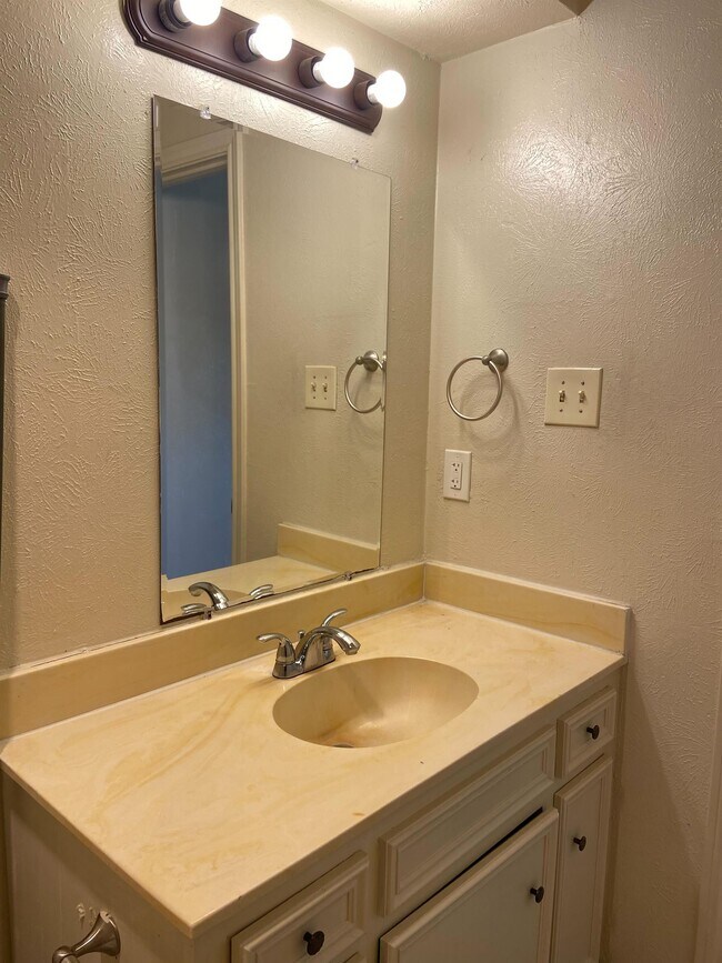 Building Photo - 704 Skyline Dr