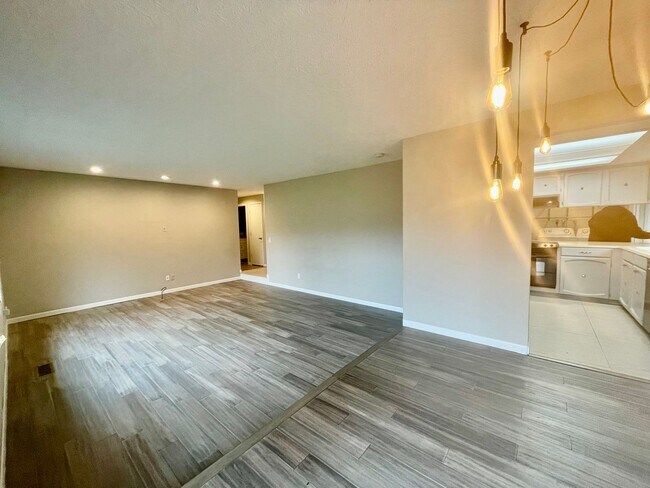 Building Photo - Beautiful 3 Bed 2 Bath House in Happy Valley!! A/C, Additional Living Area, Great for Entertaining!!