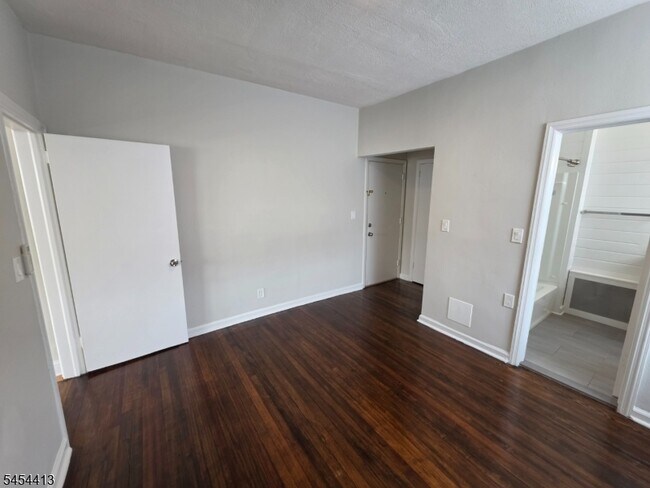 Building Photo - 613 Bloomfield Ave