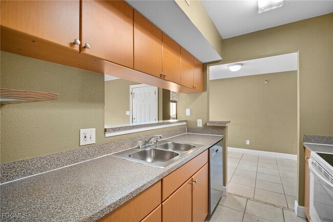 Building Photo - 2905 Winkler Ave