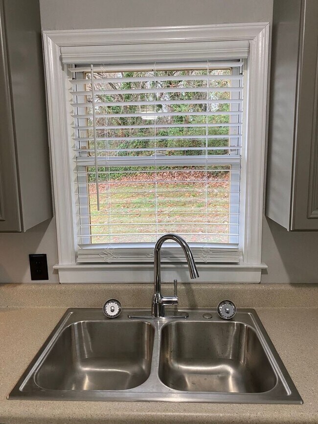 Building Photo - West AVL - Remodeled and Ready!