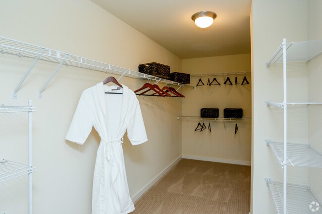 Building Photo - Luxury 1 Bed in Downtown – Look & Lease Sp...