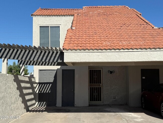 Building Photo - 2415 W Greenway Rd