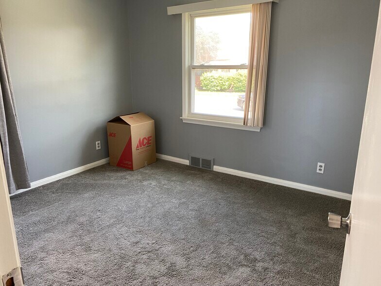 Main bedroom 2 - 528 E Cambourne St