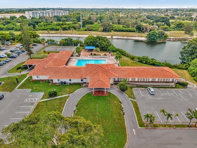 Building Photo - 4158 Inverrary Dr