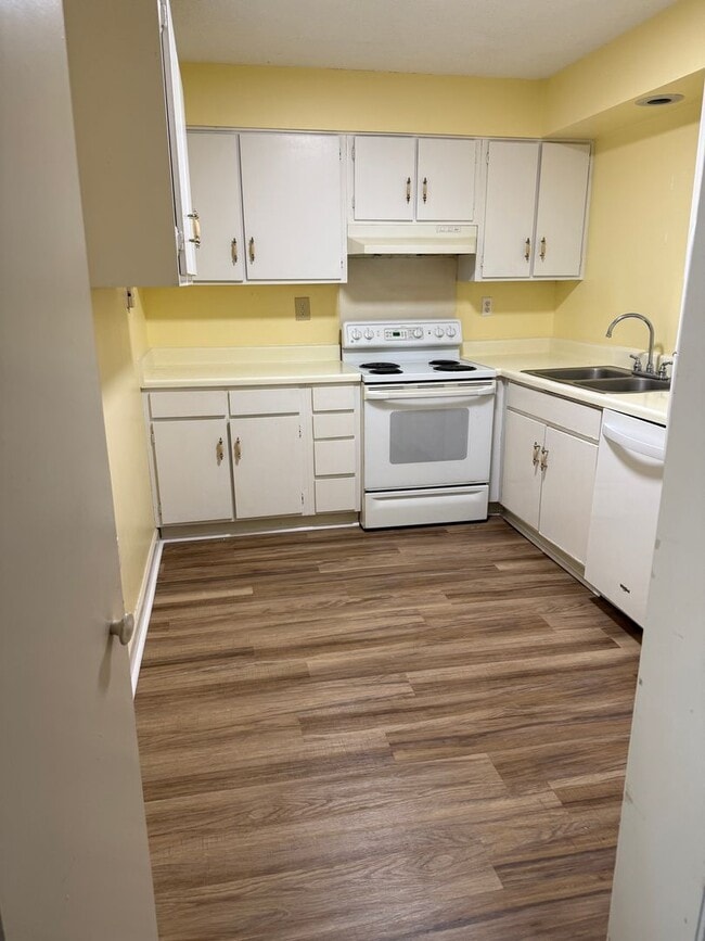 Building Photo - Beautiful Highrise 2 bed 2 bath
