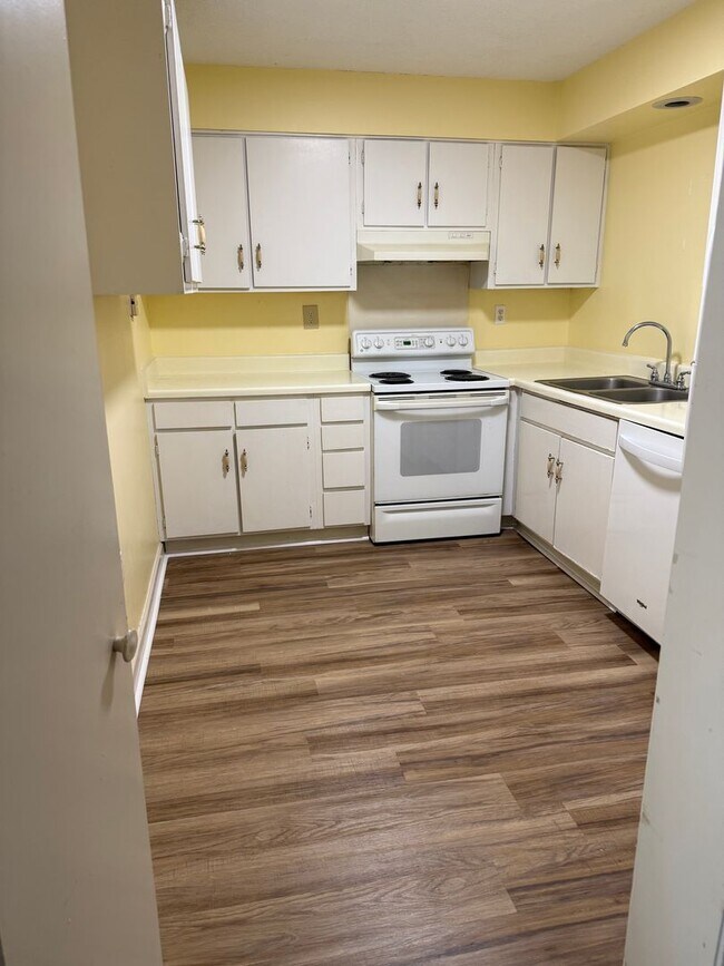Primary Photo - Beautiful Highrise 2 bed 2 bath