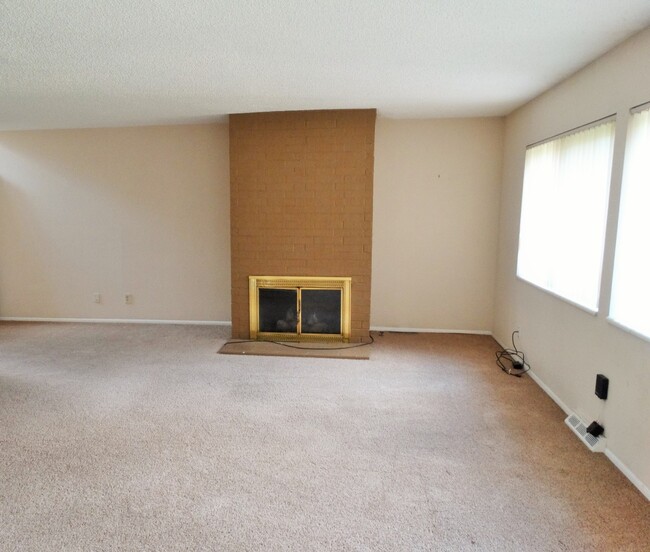 Building Photo - WonderfulTwo Bedroom/Two Bathroom Townhouse
