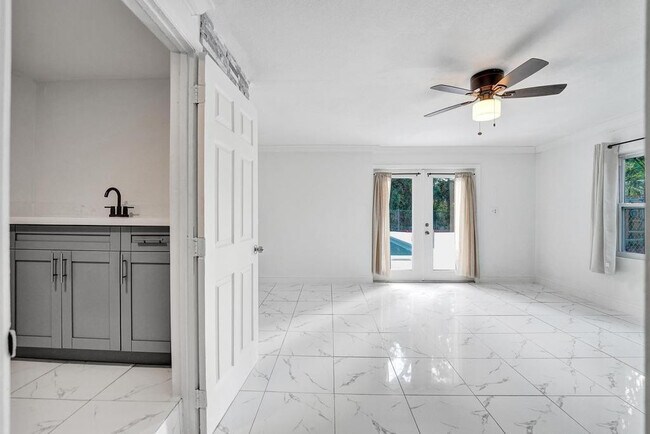 Building Photo - 1836 SW 9th Ave