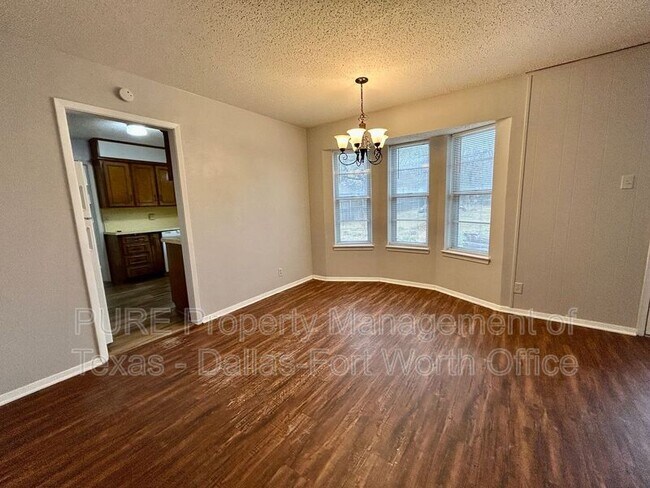 Building Photo - 2608 Oaks Dr