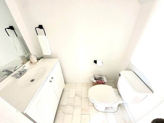 Building Photo - 2623 Gwendolyn Ln