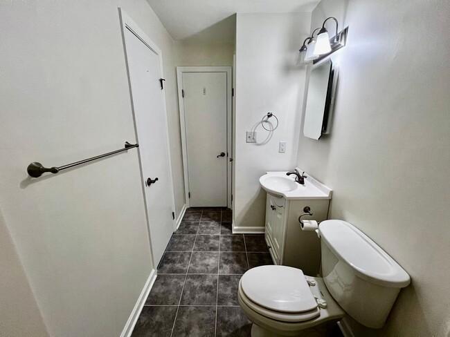 Building Photo - Gorgeous Condo right off Shore Dr, a stree...