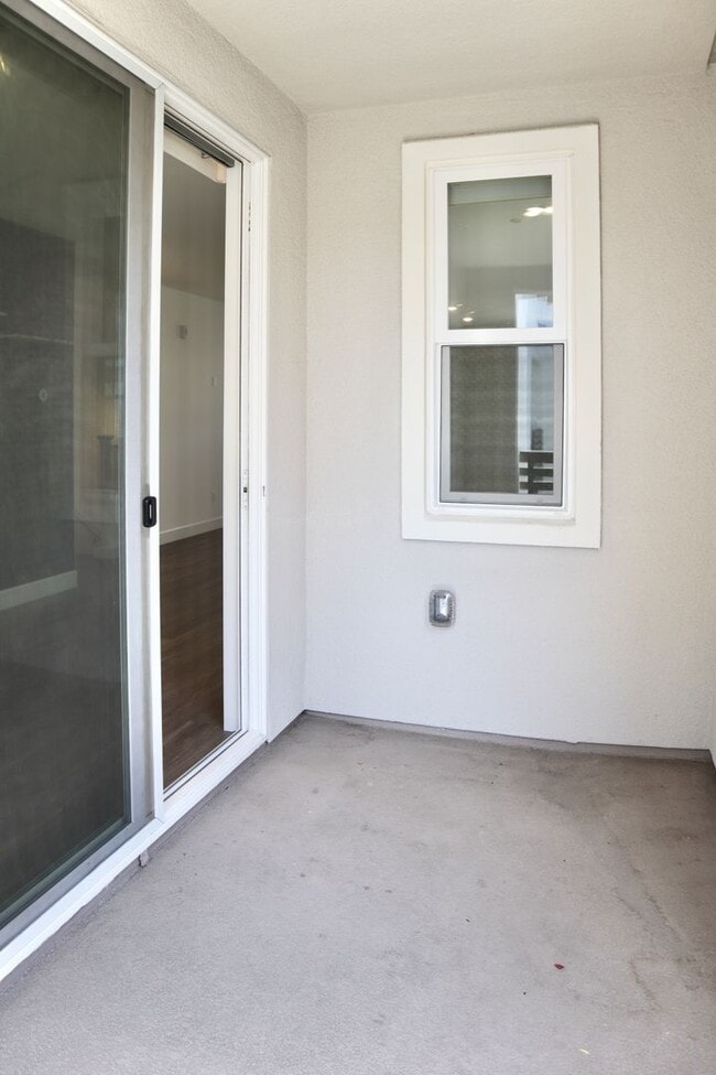 Building Photo - Gorgeous 3-story Townhome Available for Re...