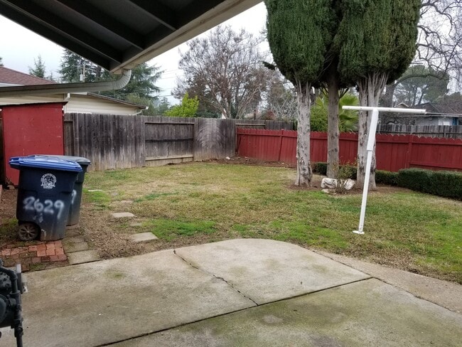 Building Photo - GREAT LOOKING 2BD / 1BTH DUPLEX W/ SPACIOUS BACKYARD!