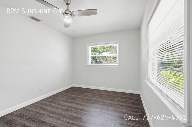 Building Photo - 1713 Valencia Dr E