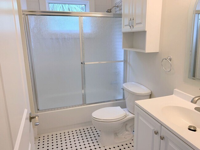Building Photo - Charming 2-Bedroom Apartment in Prime SOHO...