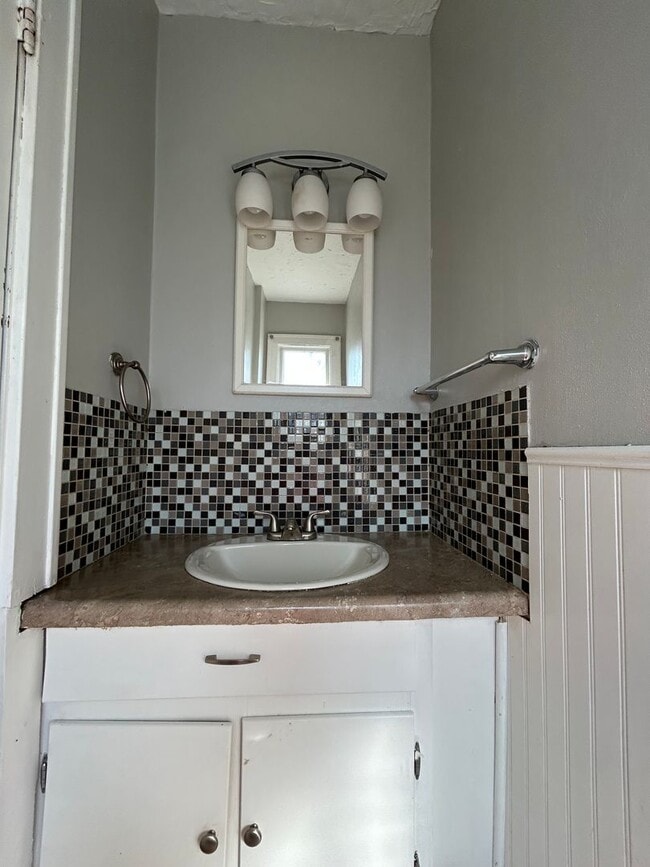 Building Photo - House for Rent