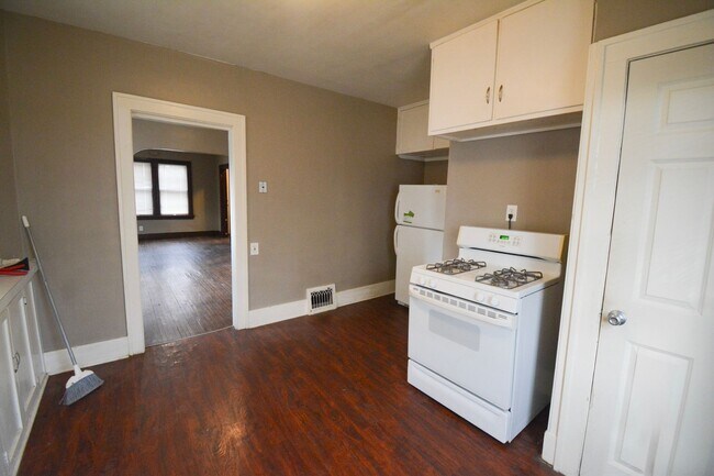 Building Photo - 231-233 S Pearl St