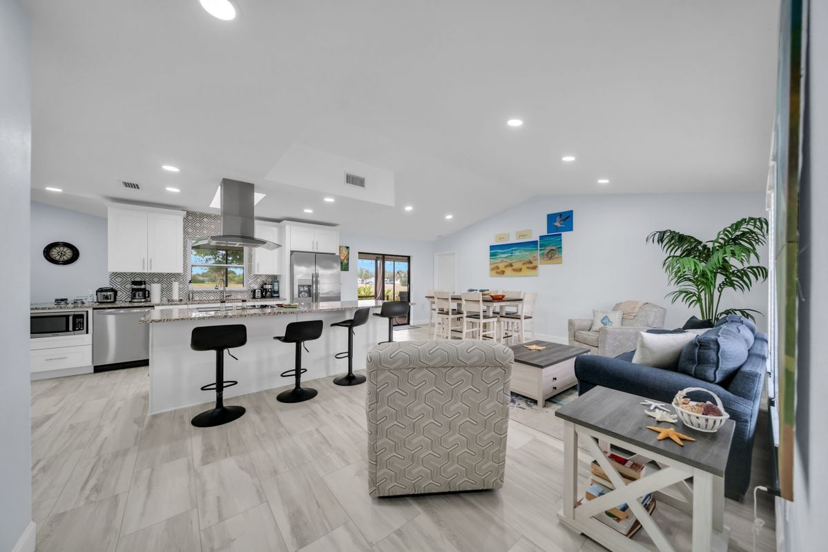 Building Photo - 299 Rotonda Cir